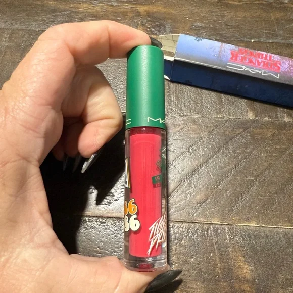 NEW Stranger Things x MAC Limited Edition Lipglass Excellent Erica Pink - Picture 9 of 10
